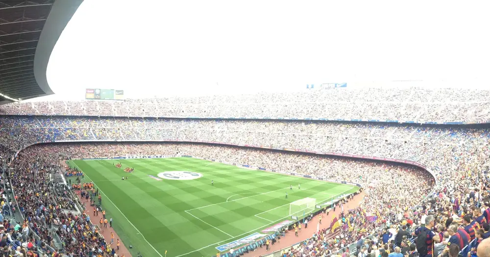 Estádio de futebol lotado visto da arquibancada superior